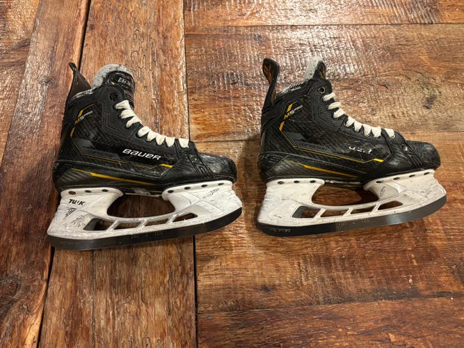 2022 Bauer Supreme M5 Pro Hockey Skates Regular Width Size 5 (Used)