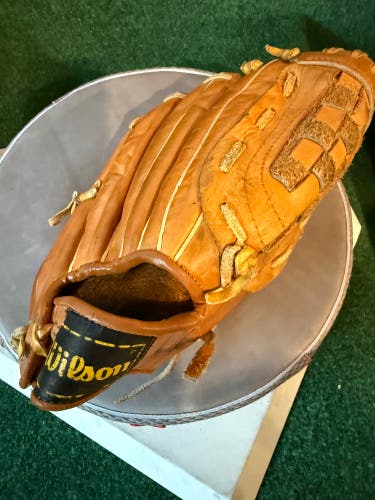 Wilson A2000 RH Infield Baseball Glove 10" (Used)