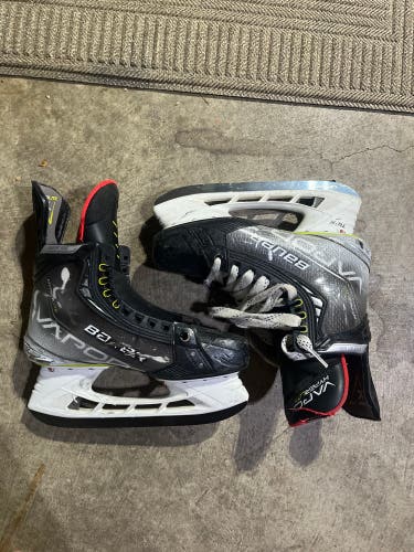 2021 Bauer Vapor Hyperlite Hockey Skates 6.5 (Used)