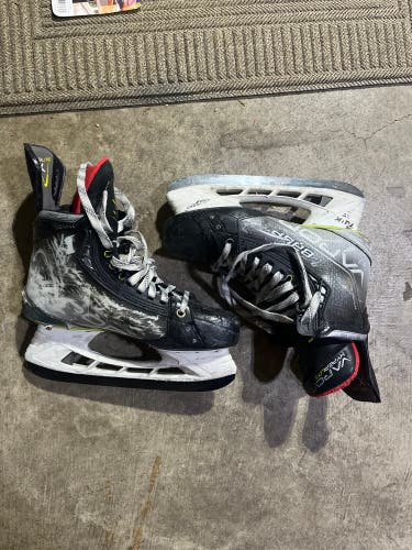 2021 Bauer Vapor Hyperlite Hockey Skates Regular Width 8.5 (Used)