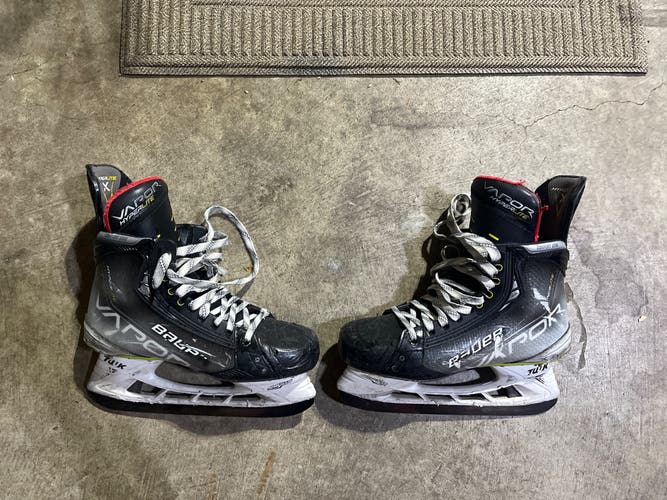 2021 Bauer Vapor Hyperlite Hockey Skates Regular Width 8.5 (Used)