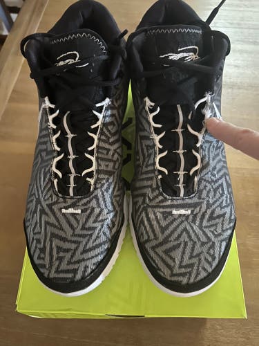 Men's Size M 11.0 (W 12.0) Nike Shoes (Used)