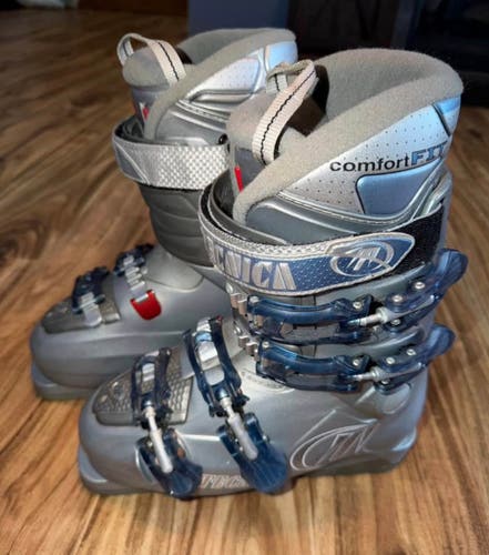 Women's Tecnica Ski Boots blue 24.5 woman
7-7.5