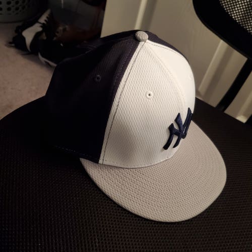 Yankess Adult Unisex 7 3/8 New Era Hat (New)