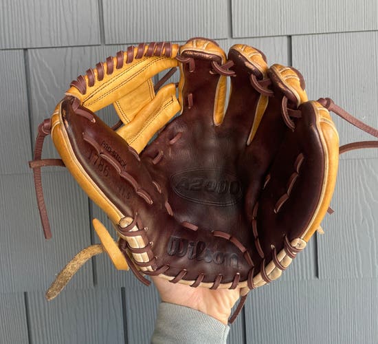 Wilson A2000 1786 RH Infield Baseball Glove 11.5" (Used)