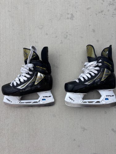 2022 True Catalyst 9 Hockey Skates Regular Width Size 3.5 (Used)