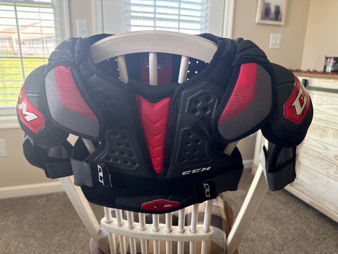 Small Junior CCM QuickLite 290 Shoulder Pads (Used)