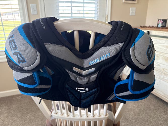 Medium Junior Bauer Supreme One80 Shoulder Pads (Used)