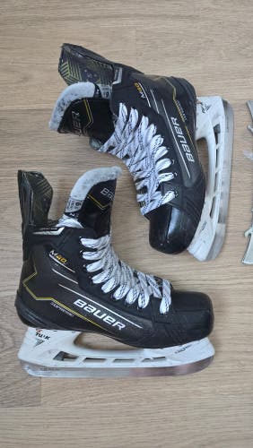 Black Bauer Supreme M40 Hockey Skates Regular Width 6.5 (Used)