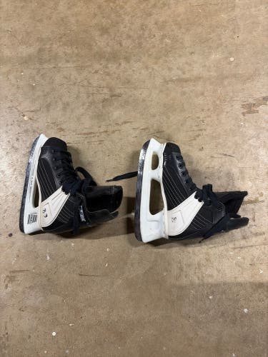 CCM Hockey Skates Regular Width Size 4 (Used)