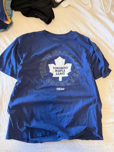 Vintage Toronto Maple Leafs Reebok Shirt (Used)