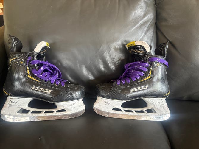 Black 2018 Bauer Supreme 2S Hockey Skates Regular Width Size 5 (Used)