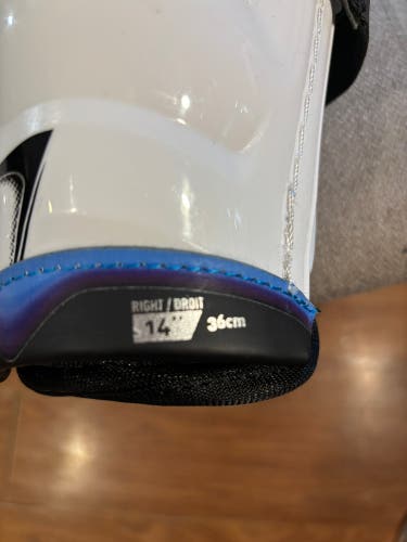 Intermediate Bauer Vapor Flylite 14" Shin Pads (New)