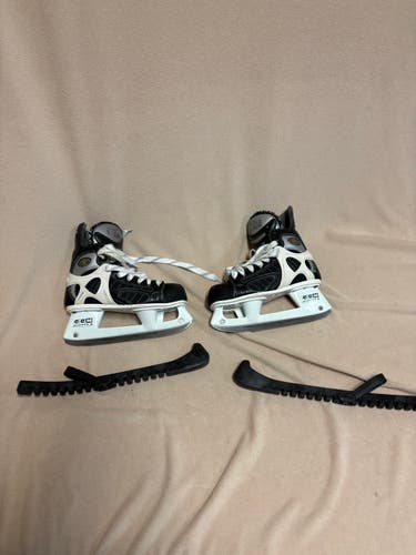 CCM Super Tacks 652 Hockey Skates Size 4.5 (Used)
