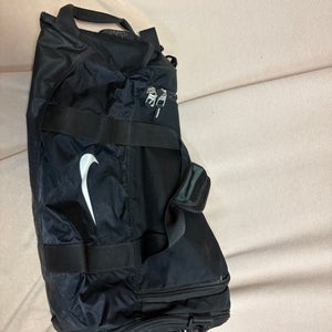 Black Men's Large/Extra Large Nike Duffle Bag (Used)