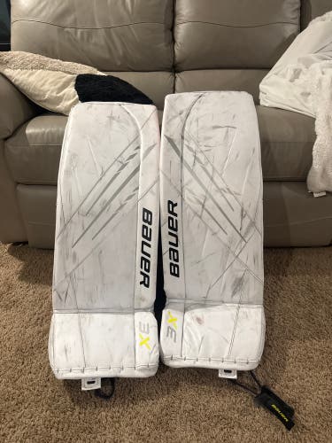 Medium Bauer Vapor 3X Goalie Leg Pads (Used)