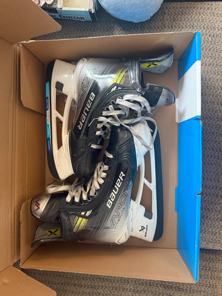 Bauer Vapor Hyperlite 2 Hockey Skates size 9 Fit (Lightly Used)