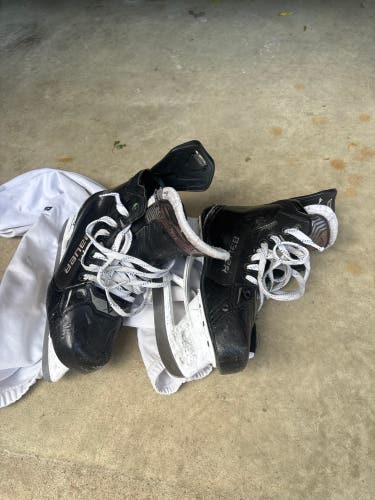 Black 2024 Bauer Supreme Shadow Hockey Skates Size 9 Fit 2(Used)