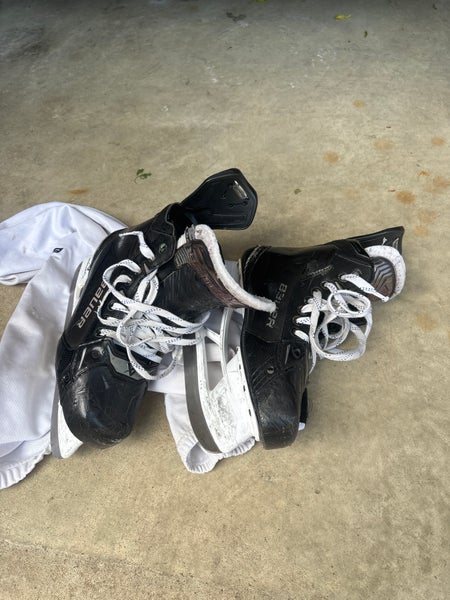 Black 2024 Bauer Supreme Shadow Hockey Skates Size 9 Fit 2(Used)