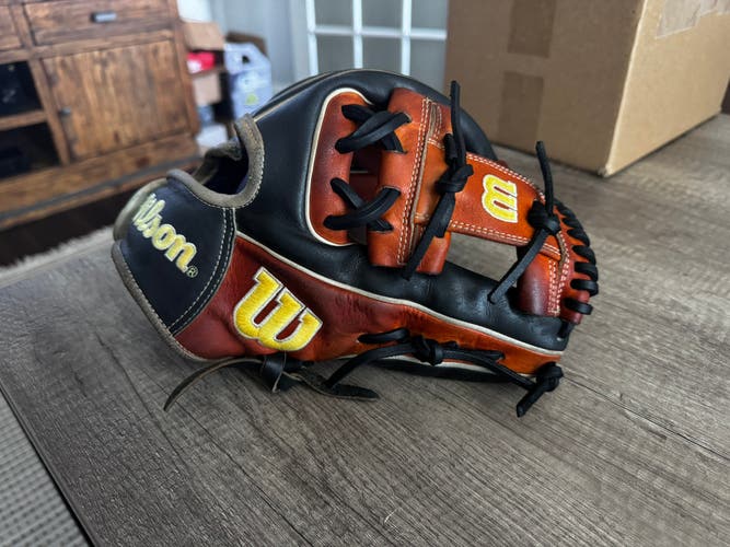 Wilson A2000 1975 RH Baseball Glove 11.75" (Used)