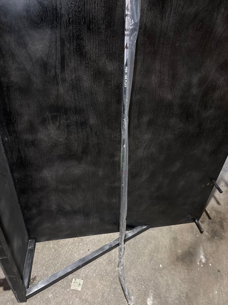 Intermediate Bauer Vapor Hyperlite 2 Right Handed Hockey Stick P28 65 Flex (New)