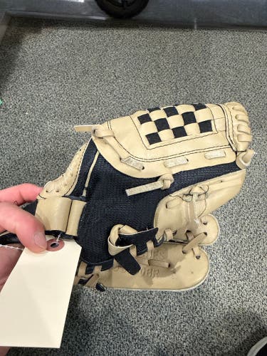 Brown Adidas EAZY CLOSE RH Baseball Glove 9.5" (Used)