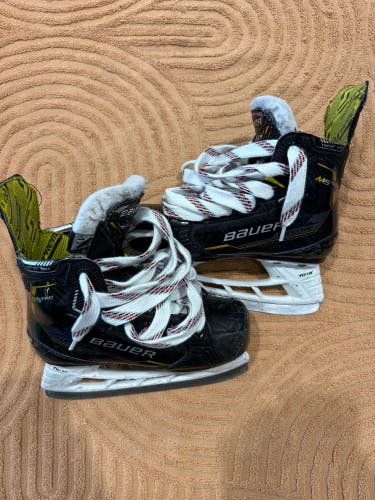 Youth Bauer Supreme M5 Pro Hockey Skates Regular Width 11.5 (Used)