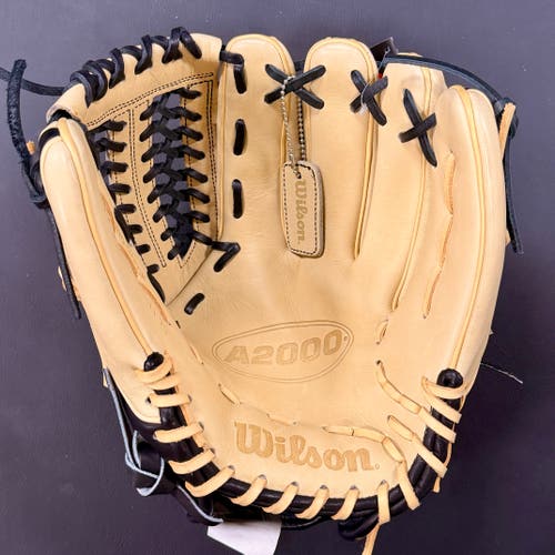 2025 Infield RH Wilson A2000 D33 Tan/Black Baseball Glove 11.75" (New)