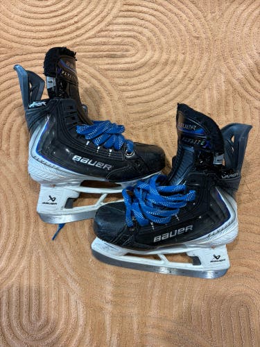 Junior Bauer Vapor Flylite Hockey Skates Extra Wide Width Size 1 (Used)