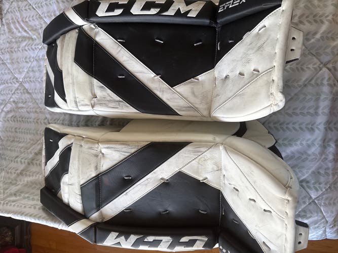 33" CCM Extreme Flex 5.9 Goalie Leg Pads (Used)