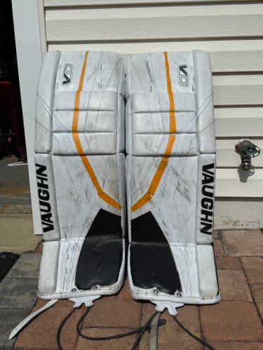 32" Vaughn Velocity 10 Goalie Leg Pads (Used)