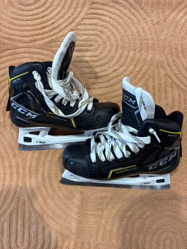 Intermediate CCM Super Tacks 9370 Hockey Goalie Skates Regular Width Size 4 (Used)
