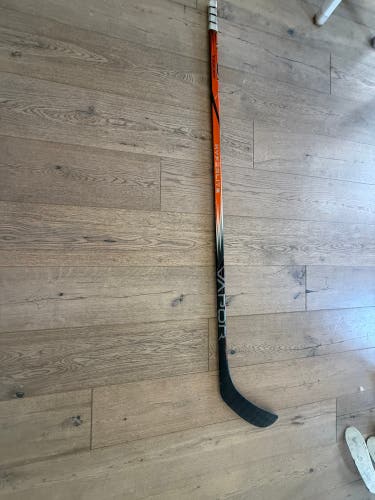 Intermediate Bauer Vapor Hyperlite 2 Right Handed Hockey Stick P28 55 Flex (Used)