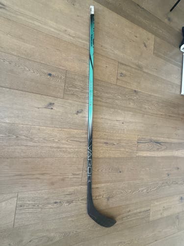 Intermediate Bauer Vapor Hyperlite 2 Right Handed Hockey Stick P28 55 Flex (Used)