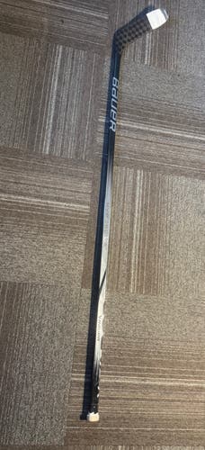 Senior Bauer Vapor Hyperlite 2 Right Handed Hockey Stick P28M 77 Flex Pro Stock (Used)