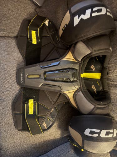 Men's Large Senior CCM AS580 Shoulder Pads (Used)