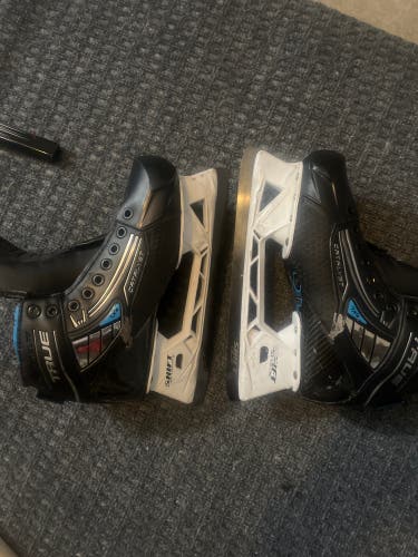 True Catalyst 7X4 Hockey Goalie Skates Regular Width 6.5 (Used)