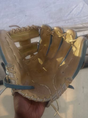 2025 Wilson A2000 RH Infield Baseball Glove 11" (Used). Negotiations taken