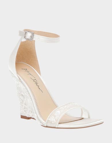 Blue by Betsey Johnson Ivan Sandals Women's Ivory Block Heel Ankle Strap ZOGG578