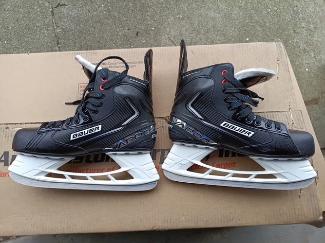 New-ish Senior Bauer Vapor X3.5 Hockey Skates 9.5