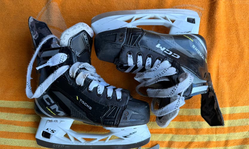 2022 CCM Tacks AS580 Hockey Skates Wide Width Size 2.5 (Used)