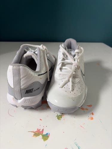 White Kid's 4Y (Big Kids / Youth) Youth Nike Air Diamond Low Top Molded Cleats (New)