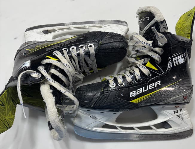 2023 Bauer Vapor X4 Hockey Skates Extra Wide Width Size 3.5 (Used)