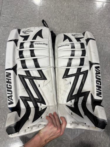 26+1" Junior Vaughn Velocity 7200 Goalie Leg Pads (Used)