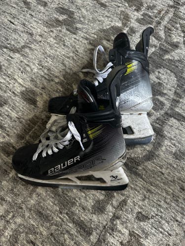 Black/Yellow 2023 Bauer Vapor Hyperlite 2 Hockey Skates Regular Width 8 (Used)