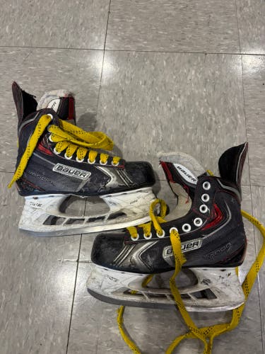 Junior Bauer Vapor X70 Hockey Skates Regular Width Size 3.5 (Used)