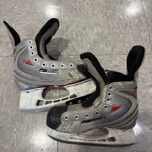 Junior Bauer Vapor XVI Hockey Skates Regular Width Size 1 (Used)