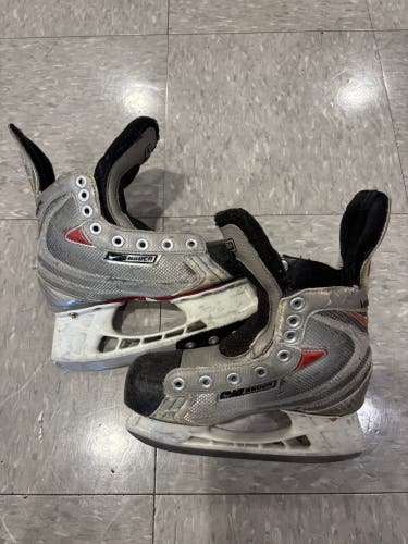 Junior Bauer Vapor XVI Hockey Skates Regular Width Size 1 (Used)