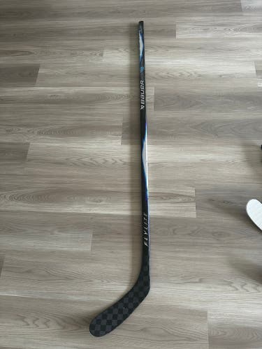 Senior Bauer Vapor Flylite Right Handed Hockey Stick P28 70 Flex (Used)