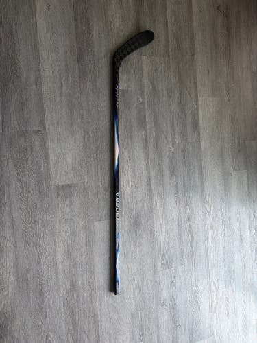 Junior Bauer Vapor Flylite Right Handed Hockey Stick P28 40 Flex (New)